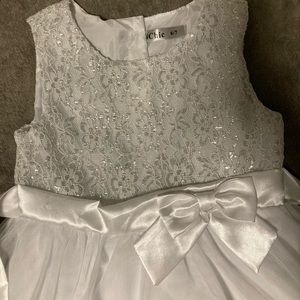 Beautiful White Dress (Size: 6/7)